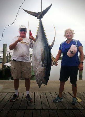 Capt. Billy Wells and customers with yellowfin tuna photo.